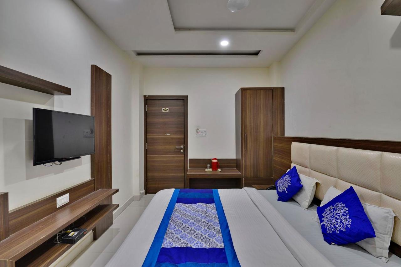 Hotel Amar Palace Ujjain Bagian luar foto